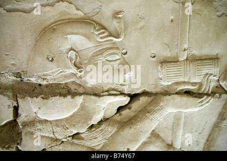 Lavoro di soccorso da sette cappelle presso il tempio di Seti I a Abydos, Valle del Nilo in Egitto Foto Stock