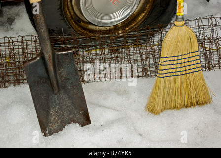 Ginestra refilati pala di acciaio piegato il filo in stucco lungo con profonda del battistrada dei pneumatici da neve dare una buona trazione su neve ghiaccio fango Foto Stock