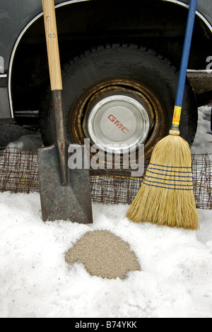 Ginestra refilati pala di acciaio piegato il filo in stucco del disordine del kitty lungo con un buon battistrada dei pneumatici da neve dare la trazione sulla neve ghiaccio Foto Stock