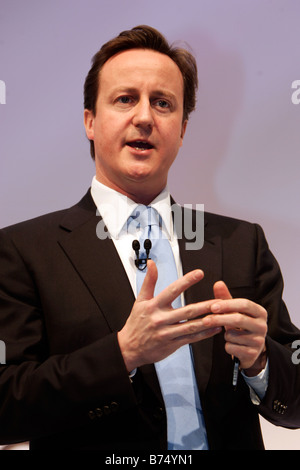 David Cameron parlando alla Conferenza di CBI Foto Stock