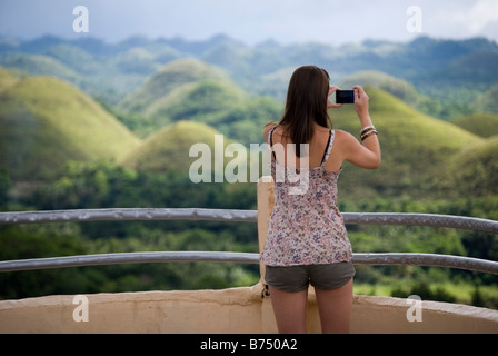 Giovane donna a Lookout, il Chocolate Hills geologico nazionale monumento, Carmen, Bohol, Visayas, Filippine Foto Stock
