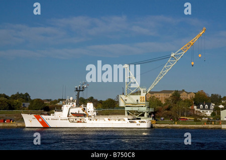U S Coast Guard nave presso il Cantiere Navale di Portsmouth situato sul fiume Piscataqua a Kittery Maine USA Foto Stock