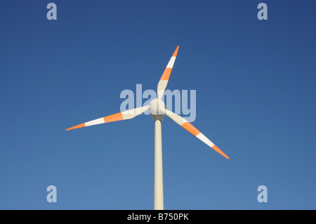 Turbina eolica contro il cielo blu Foto Stock