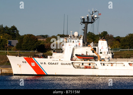 U S Coast Guard nave presso il Cantiere Navale di Portsmouth situato sul fiume Piscataqua a Kittery Maine USA Foto Stock