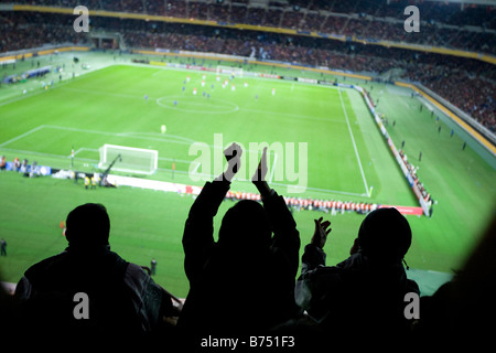 Appassionati al gioco del calcio tifo un obiettivo essendo rigati, Nissan Stadium , Shin-Yokohama, Giappone Foto Stock