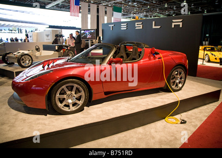 Detroit Michigan La Tesla Roadster auto elettrica sul display al North American International Auto Show Foto Stock