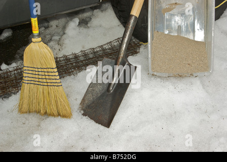 Ginestra refilati pala in acciaio strati di stucco piegati filo lungo con lettiera kitty per ottenere veicolo staccata in neve ghiaccio fango Foto Stock