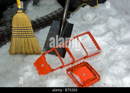 Ginestra refilati pala in acciaio incernierata le barre di trazione di strati di stucco piegato il filo per ottenere veicolo staccata in snow ice fango Foto Stock