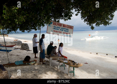 Spiaggia di stallo della shell, Dumaluan Beach Resort, Panglao Island, Bohol, Visayas, Filippine Foto Stock