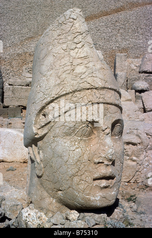 Testa di pietra di Dio tra le teste di Commagene sulla vetta del Nemrut Dagi Dag Turchia Nemrut Dag Mt Nemrud è una misura di montagna Foto Stock