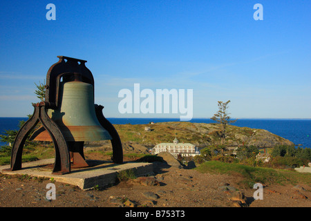 Campana al faro e l'isola Inn, Monhegan, Monhegan Island, Maine, Stati Uniti d'America Foto Stock