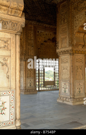 Vista interna del diwan i khas o sala delle udienze private presso il Red Fort