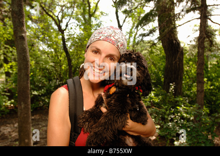 Donna escursionista con il cane nei Boschi, Regina, Saskatchewan Foto Stock