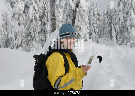 Donna sul telefono cellulare, Cypress Mountain Ski Resort, West Vancouver, BC, Canada Foto Stock