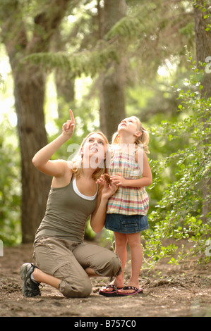 Giovane donna e bambino nei boschi guardando paesaggi, Regina, Saskatchewan Foto Stock