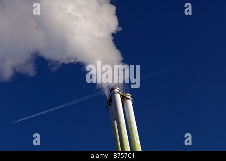 Le emissioni dal camino di una commerciale per lo smaltimento dei rifiuti inceneritore, Levekusen, Renania settentrionale-Vestfalia (Germania). Foto Stock