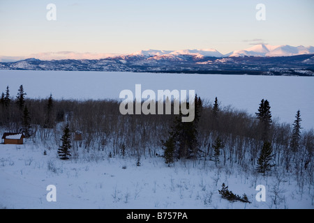 Alba d'inverno al lago Laberge, Yukon Territory Foto Stock