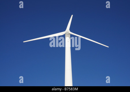 Turbina eolica contro il cielo blu Foto Stock