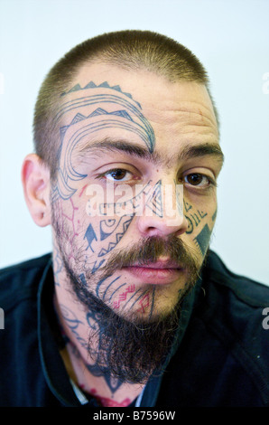 Amsterdam un visitatore con un tatuaggio del viso del tattoo convention Foto Stock