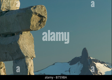 Inukshuk statua a picco sulla Whistler Mountain Whistler, BC, Canada Foto Stock