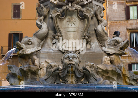 Fontana nella parte anteriore del Pantheon in Piazza della Rotonda squre nel centro storico Roma Italia Europa Foto Stock