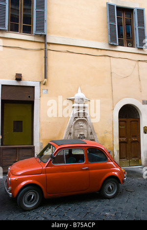 Vecchia Fiat 500 nel centro storico quartiere di Roma Italia Europa Foto Stock