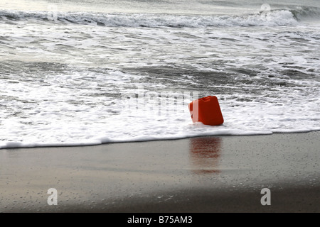 Contenitore in plastica bottiglia lavato fino in spiaggia Foto Stock