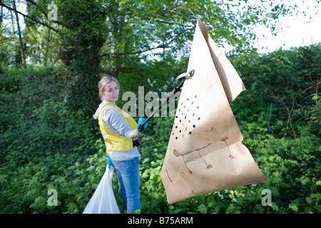 Donna che mantiene l'immondizia, pulizia della comunità, Vancouver, Canada Foto Stock