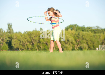 6 anno vecchia ragazza giocare con hula hoop, Winnipeg, Manitoba, Canada Foto Stock