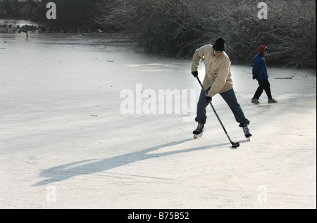 Le famiglie possono usufruire di alcuni hockey su ghiaccio divertimento sulla congelati negli Falmer stagno vicino Brighton Regno Unito Foto Stock