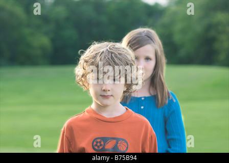 Sei anni e fratello di 8 anni sorella nel parco, Winnipeg, Canada Foto Stock