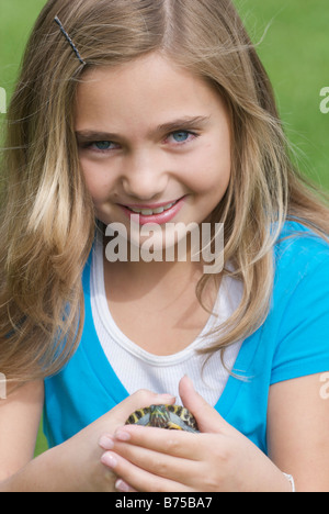 8 anno vecchia ragazza tenendo la tartaruga, Winnipeg, Canada Foto Stock