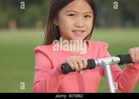 6 anno vecchia ragazza su scooter, Winnipeg, Canada Foto Stock