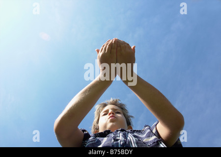 Bambino di otto anni di soffiaggio, Winnipeg, Canada Foto Stock