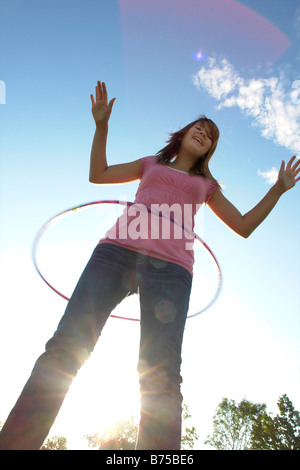 Tredici anni di ragazza con hula hoop, Winnipeg, Canada Foto Stock