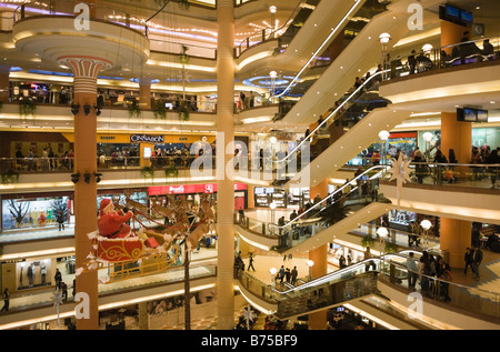 Atrio centrale con Santa sleigh, città stelle Mall, Nasr City, il Cairo, Egitto Foto Stock