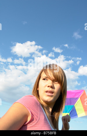 Tredici anni di ragazza con kite, Winnipeg, Manitoba, Canada Foto Stock