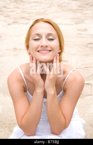 Giovane donna sulla duna di sabbia Foto Stock