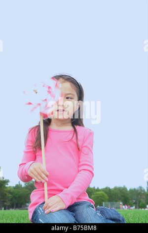 Bambina di cinque anni in posizione di parcheggio con il perno ruota, Winnipeg, Canada Foto Stock