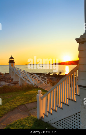 Marshall punto luce al tramonto, Port Clyde, Maine, Stati Uniti d'America Foto Stock