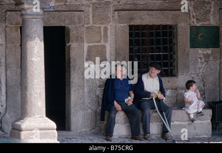 Appoggio in Plaza Mayor nel villaggio di La Alberca in remoto la Sierra de la Peña de Francia Provincia di Salamanca, Spagna Foto Stock