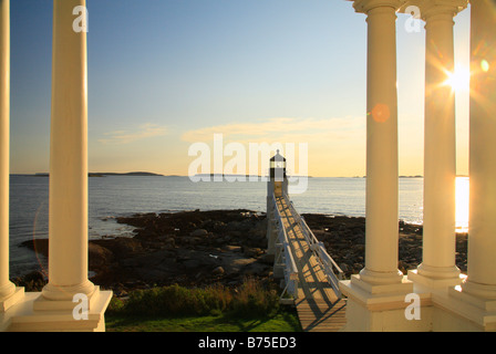 Marshall punto luce al tramonto, Port Clyde, Maine, Stati Uniti d'America Foto Stock