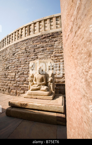 Statua di Buddha a uno stupa, grande Stupa, Sanchi, Bhopal, Madhya Pradesh, India Foto Stock