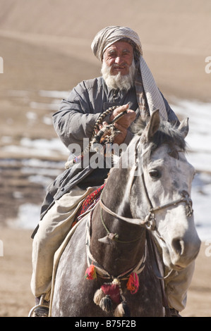 Afghan cavalieri prendere parte al tradizionale Buzkashi gioco in Afghanistan Maimana martedì 19 febbraio 2008. Foto Stock