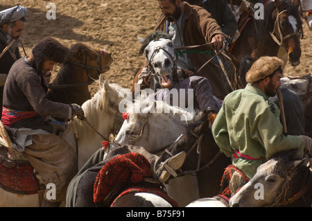 Afghan cavalieri prendere parte al tradizionale Buzkashi gioco in Afghanistan Maimana martedì 19 febbraio 2008. Foto Stock