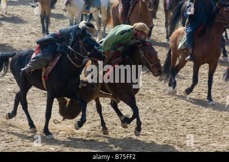 Afghan cavalieri prendere parte al tradizionale Buzkashi gioco in Afghanistan Maimana martedì 19 febbraio 2008. Foto Stock