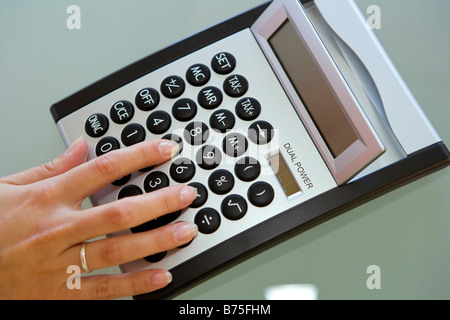 Frau Mit einem Taschenrechner, Donna utilizzando una calcolatrice Foto Stock