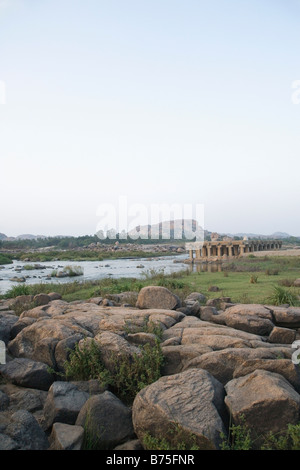 Rocce presso la banca di un fiume Fiume Tungabhadra, Hampi, Karnataka, India Foto Stock