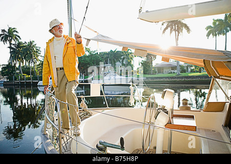 Senior uomo in piedi sulla nave di prua e pensare Foto Stock