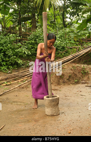 Donna di Myanmar a lavoro Foto Stock